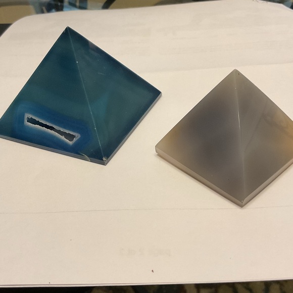 2 Stone Pyramids - Picture 2 of 6